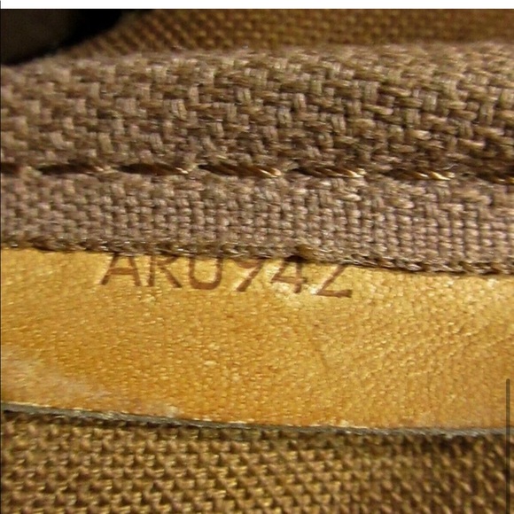 Louis Vuitton Saumer 35 Crossbody - Picture 6 of 17